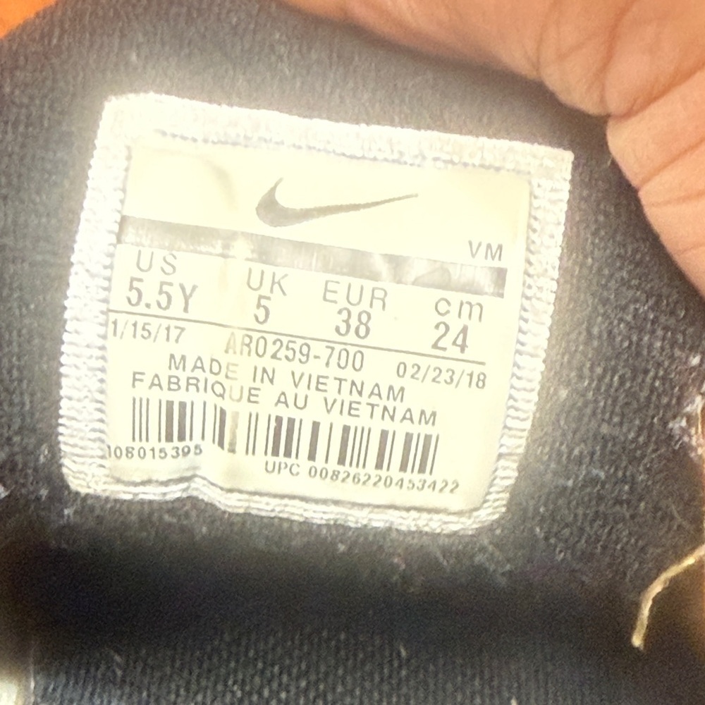Nike Men's Relaxed Jeans with Light Blue Wash - Picture 6 of 9
